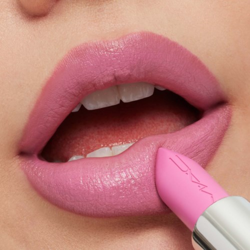 Close-up van lippen die worden gekleurd met roze lippenstift.