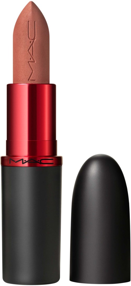 MAC Lippenstift in schwarz-rotem Gehäuse mit abgenommenem Deckel, das einen nude Lippenstift zeigt. Der Deckel liegt daneben.