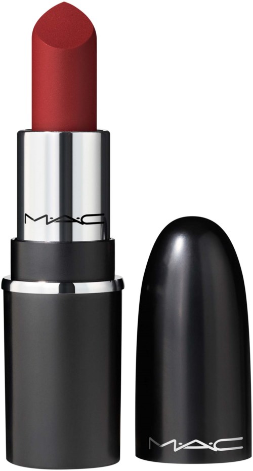 Een MAC lippenstift met rode kleur, zilveren buis en zwarte dop, staand verticaal.