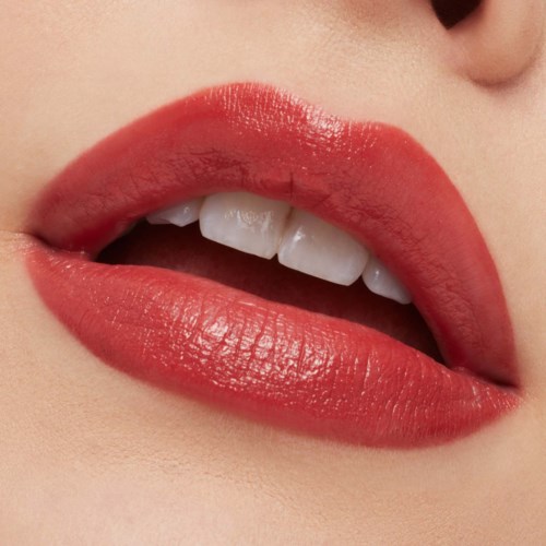 Close-up van lippen met rode lipstick, gedeeltelijk open met witte tanden.