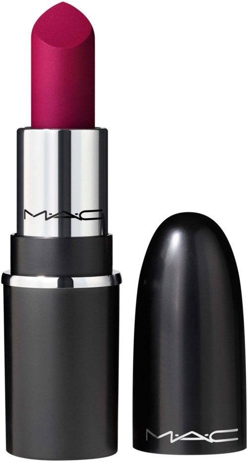 Een felroze lippenstift in een zilveren en zwarte huls met een zwart deksel ernaast.