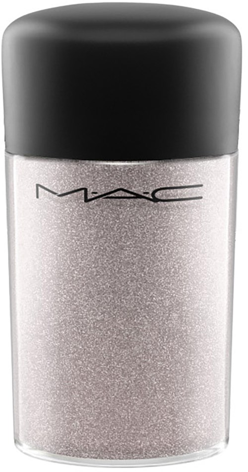 En silverbehållare med svart lock, med MAC-logotypen, troligtvis en kosmetikprodukt.