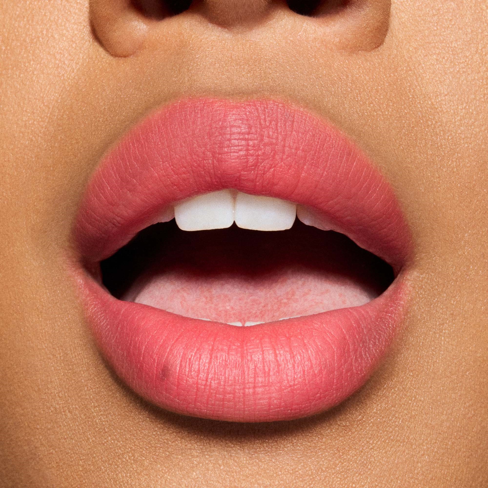 MAC Cosmetics Powder Kiss Hazy Matte Lipstick A Little Tamed (obrázok 4)