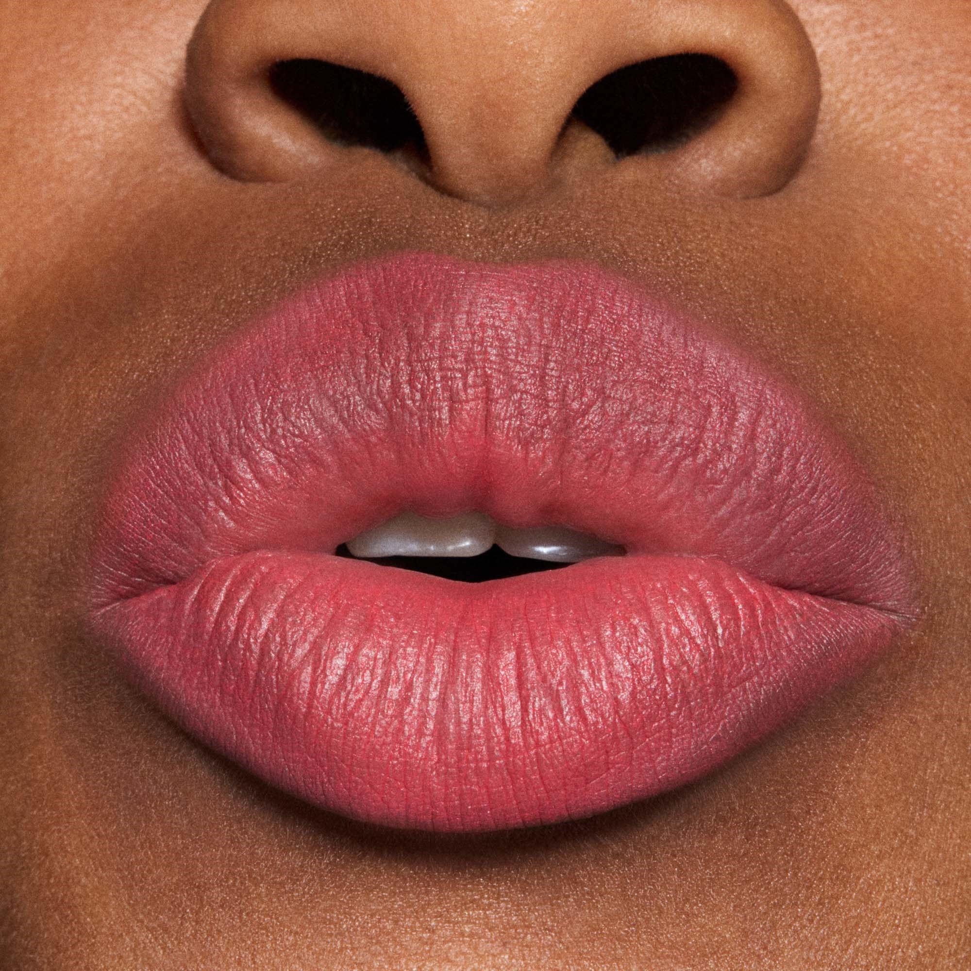 MAC Cosmetics Powder Kiss Hazy Matte Lipstick A Little Tamed (obrázok 5)