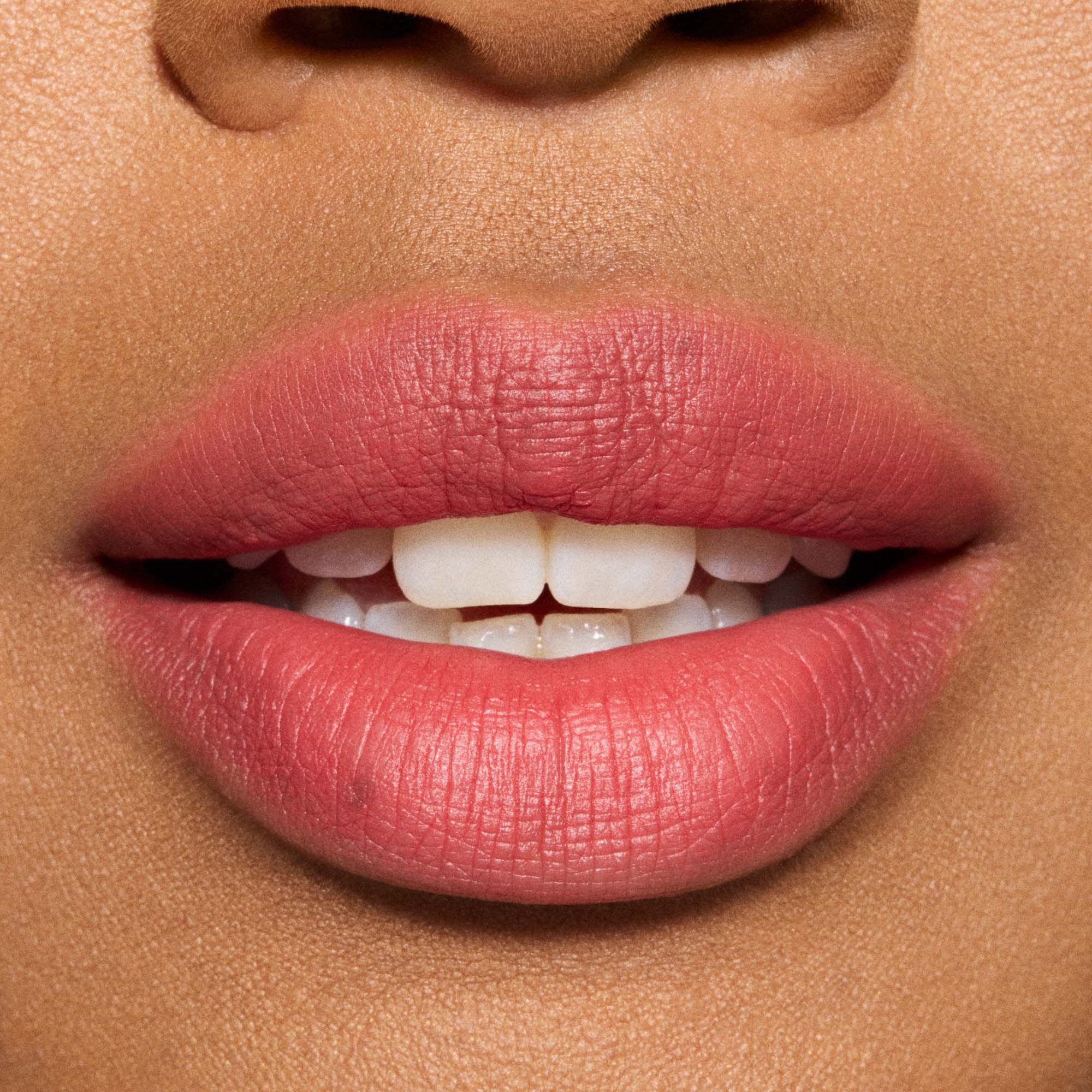 MAC Cosmetics Powder Kiss Hazy Matte Lipstick Brickthrough (obrázok 4)