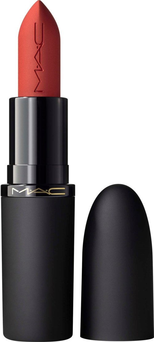 Een rode lipstick in een zwarte huls met een deksel ernaast, merknaam MAC.