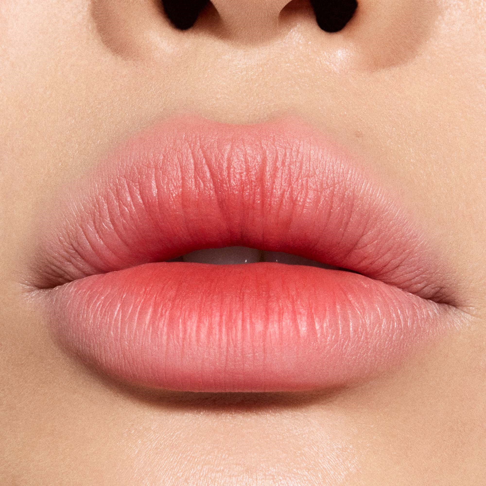 MAC Cosmetics Powder Kiss Hazy Matte Lipstick Devoted To Chili (obrázok 3)