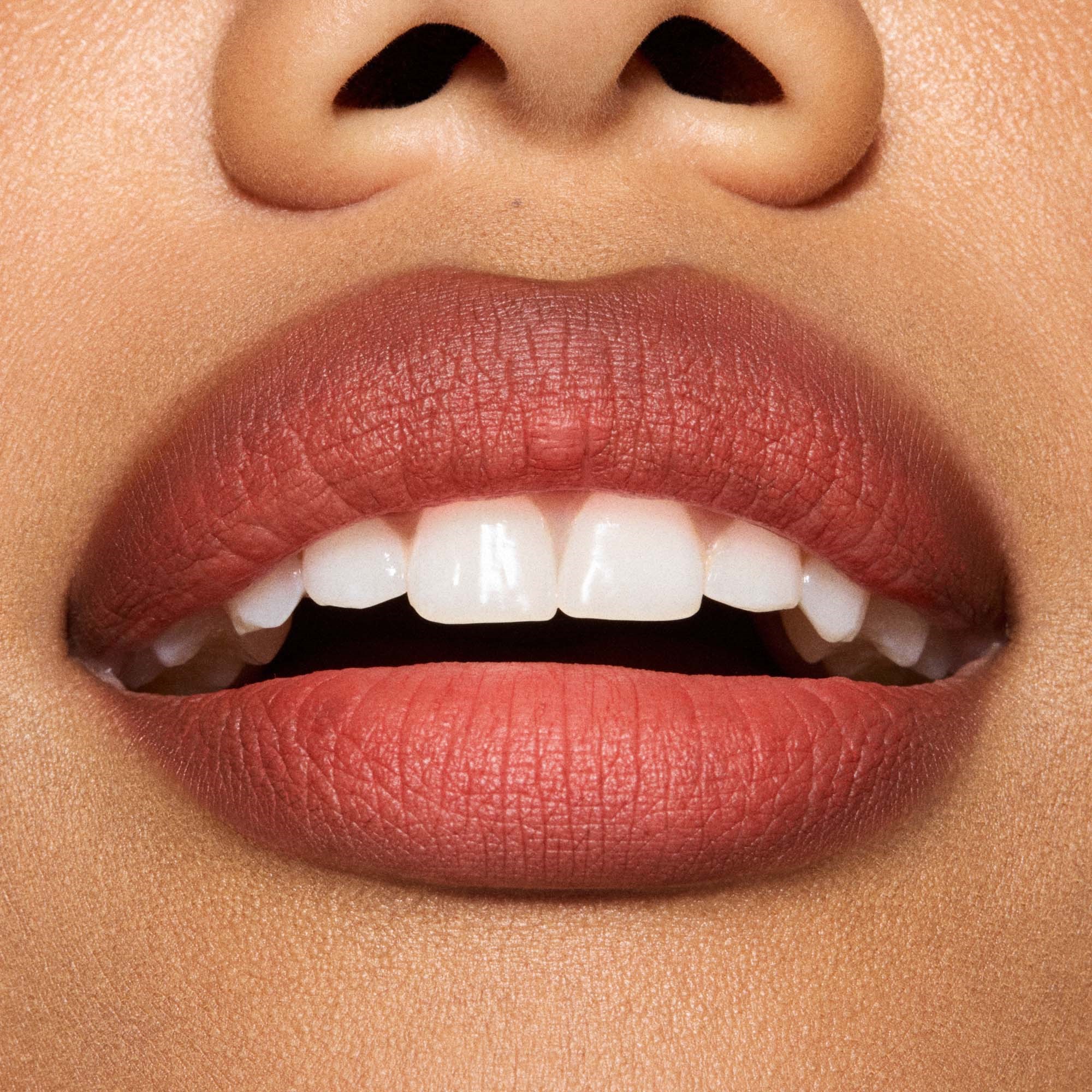 MAC Cosmetics Powder Kiss Hazy Matte Lipstick Devoted To Chili (obrázok 4)