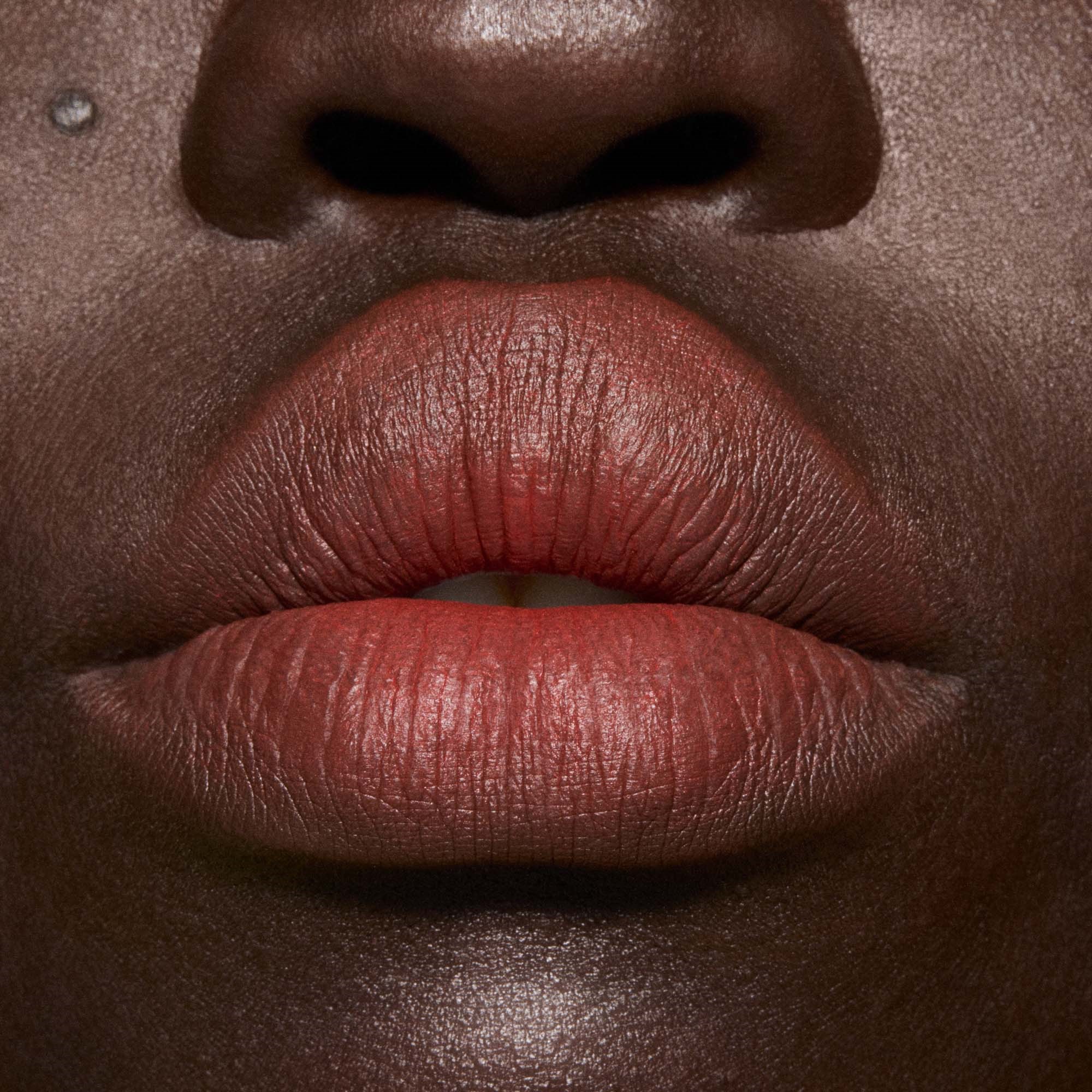 MAC Cosmetics Powder Kiss Hazy Matte Lipstick Devoted To Chili (obrázok 5)