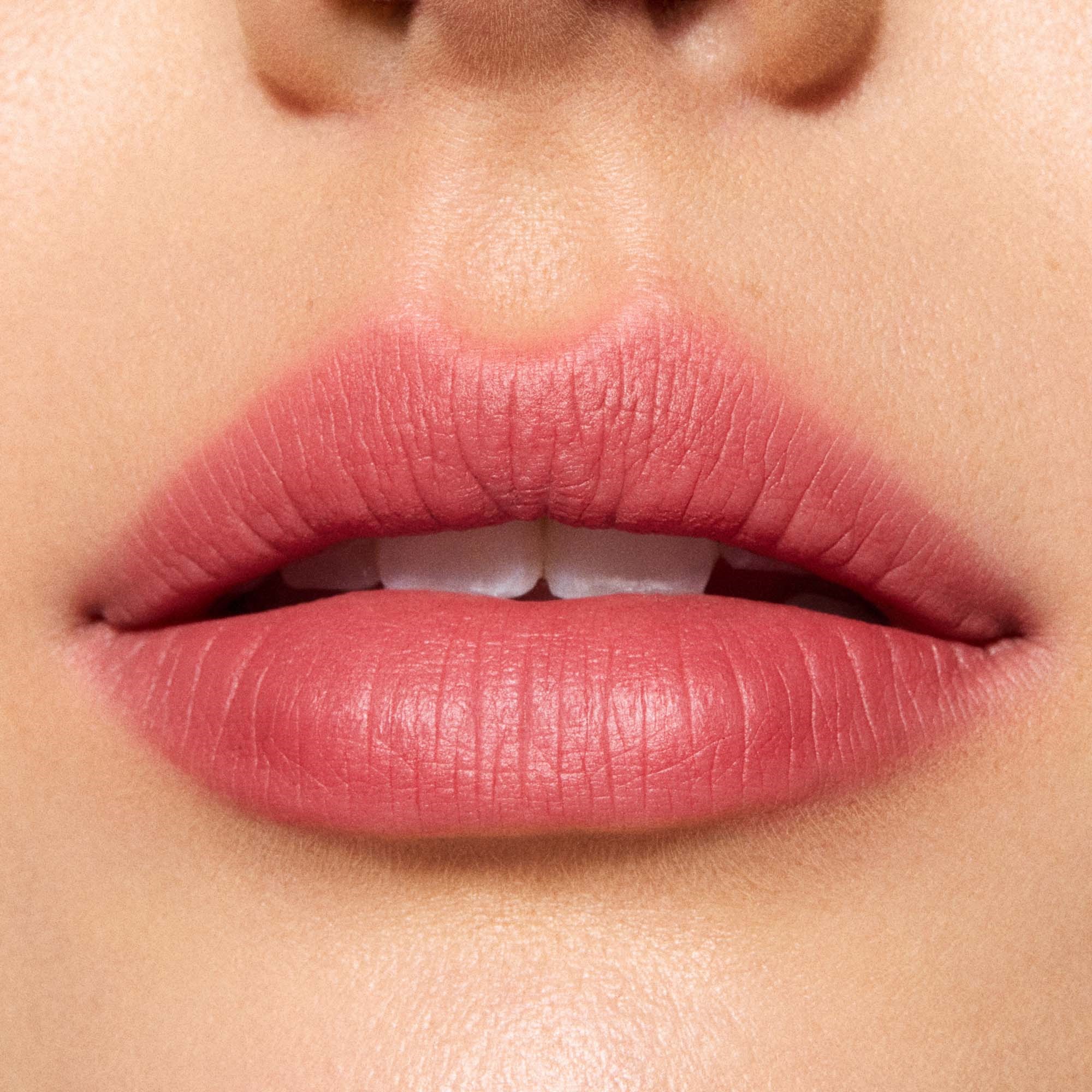 MAC Cosmetics Powder Kiss Hazy Matte Lipstick Dubonnet Buzz (obrázok 3)