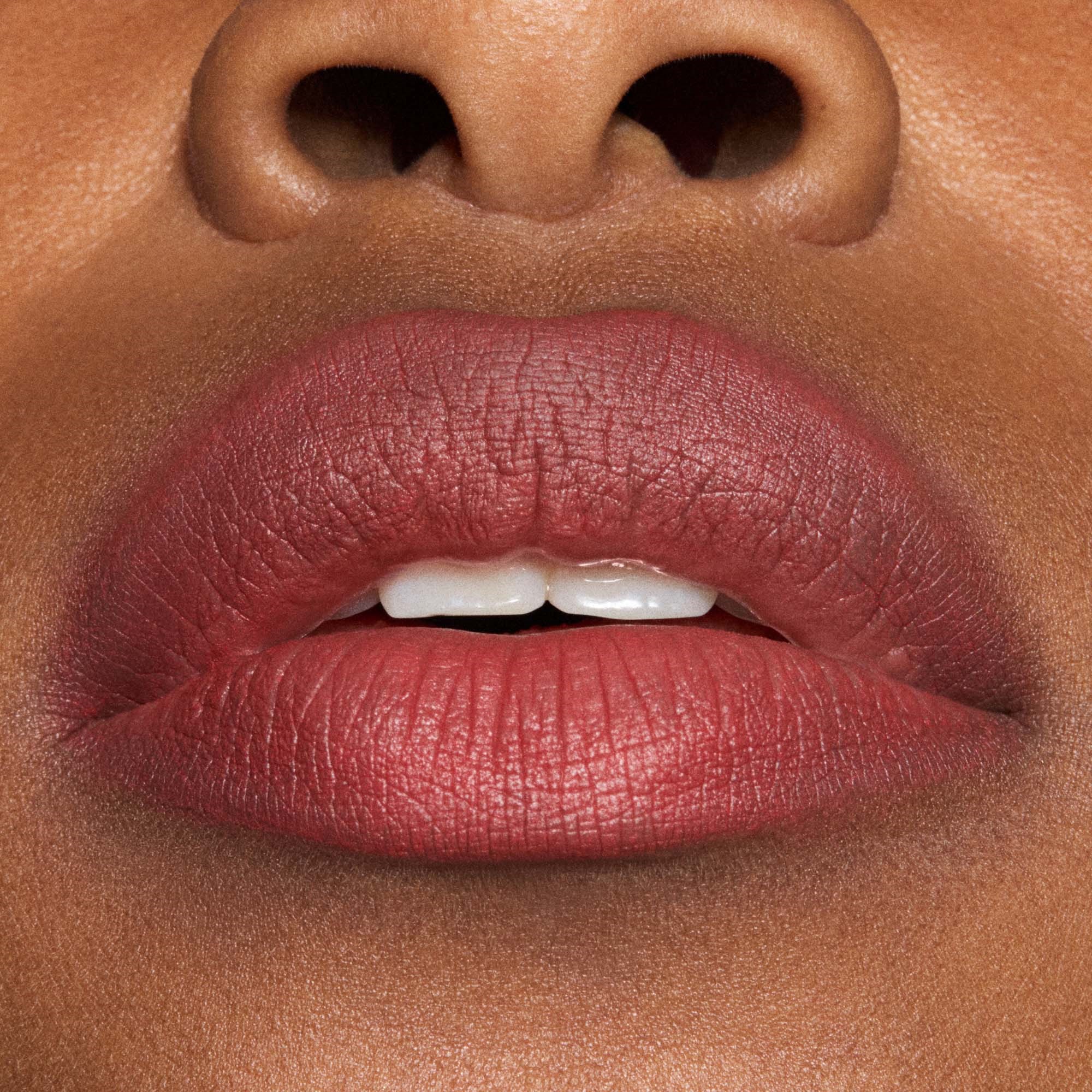 MAC Cosmetics Powder Kiss Hazy Matte Lipstick Dubonnet Buzz (obrázok 5)
