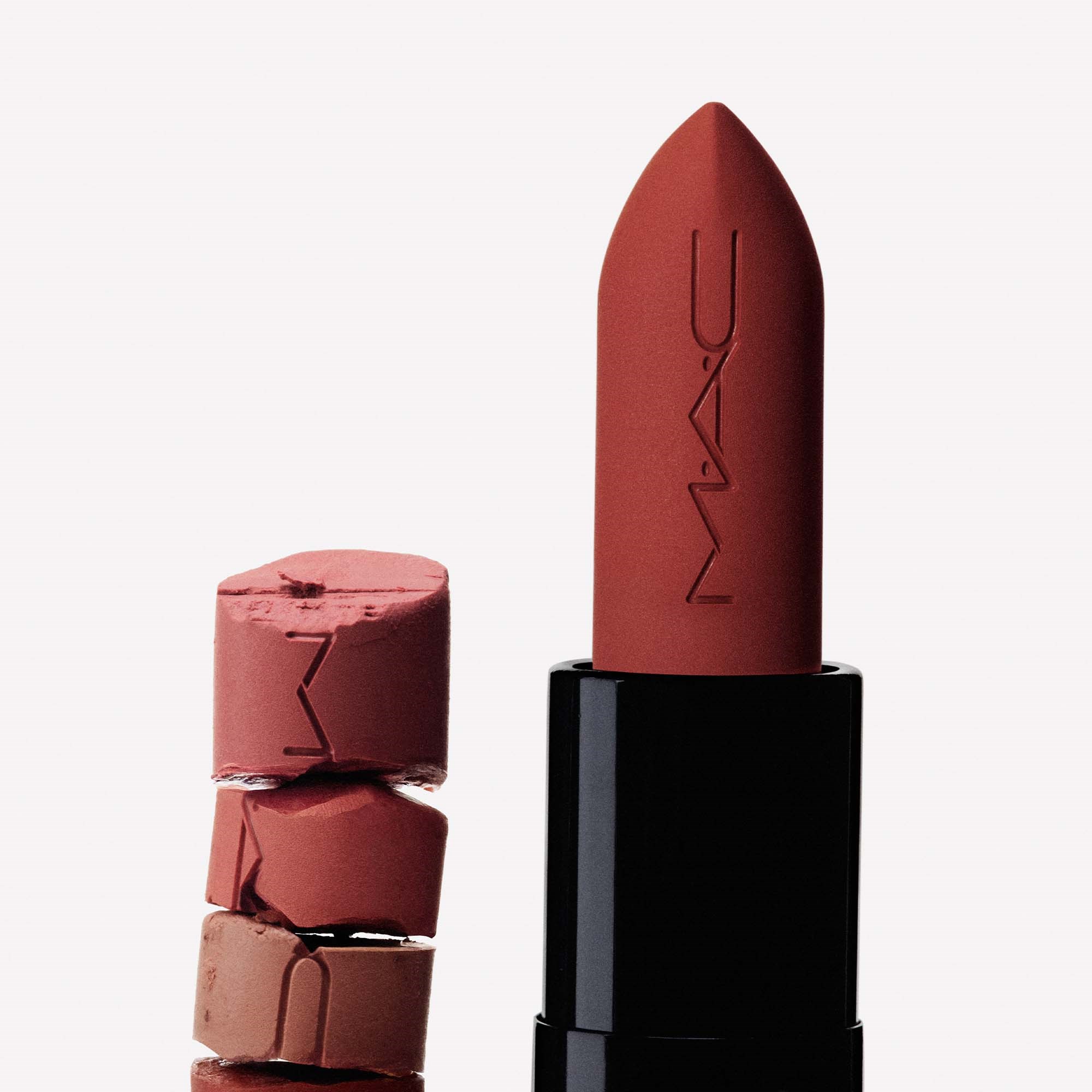 MAC Cosmetics Powder Kiss Hazy Matte Lipstick Dubonnet Buzz (obrázok 7)