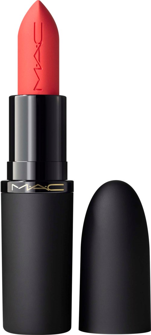 Een koraalroze lippenstift in een zwart doosje met kap eraf, met MAC-merk.