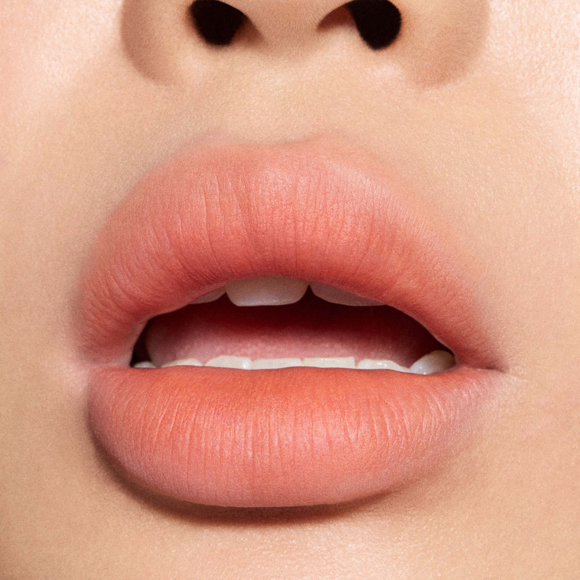 MAC Cosmetics Powder Kiss Hazy Matte Lipstick Moving On Up (obrázok 3)