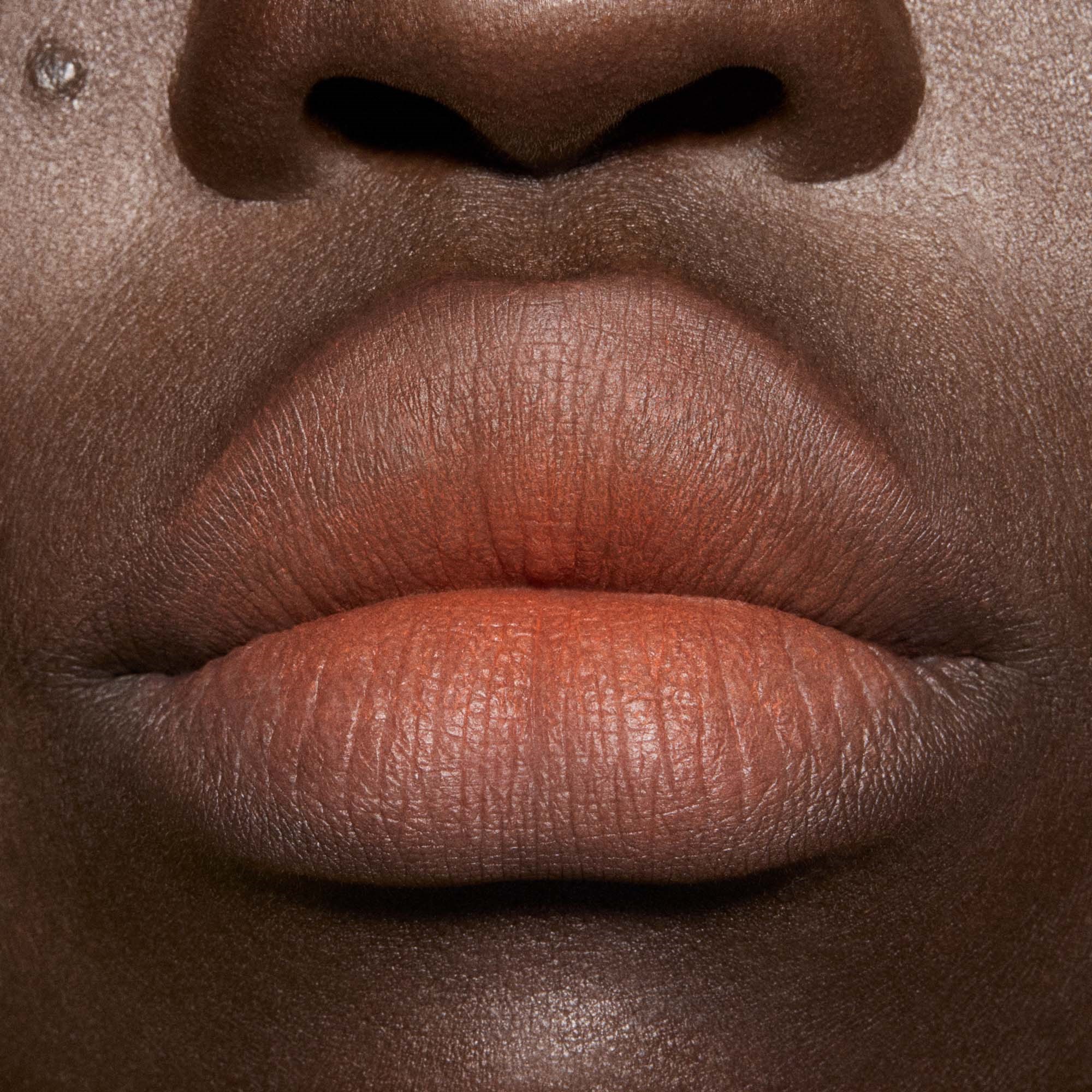 MAC Cosmetics Powder Kiss Hazy Matte Lipstick Moving On Up (obrázok 5)