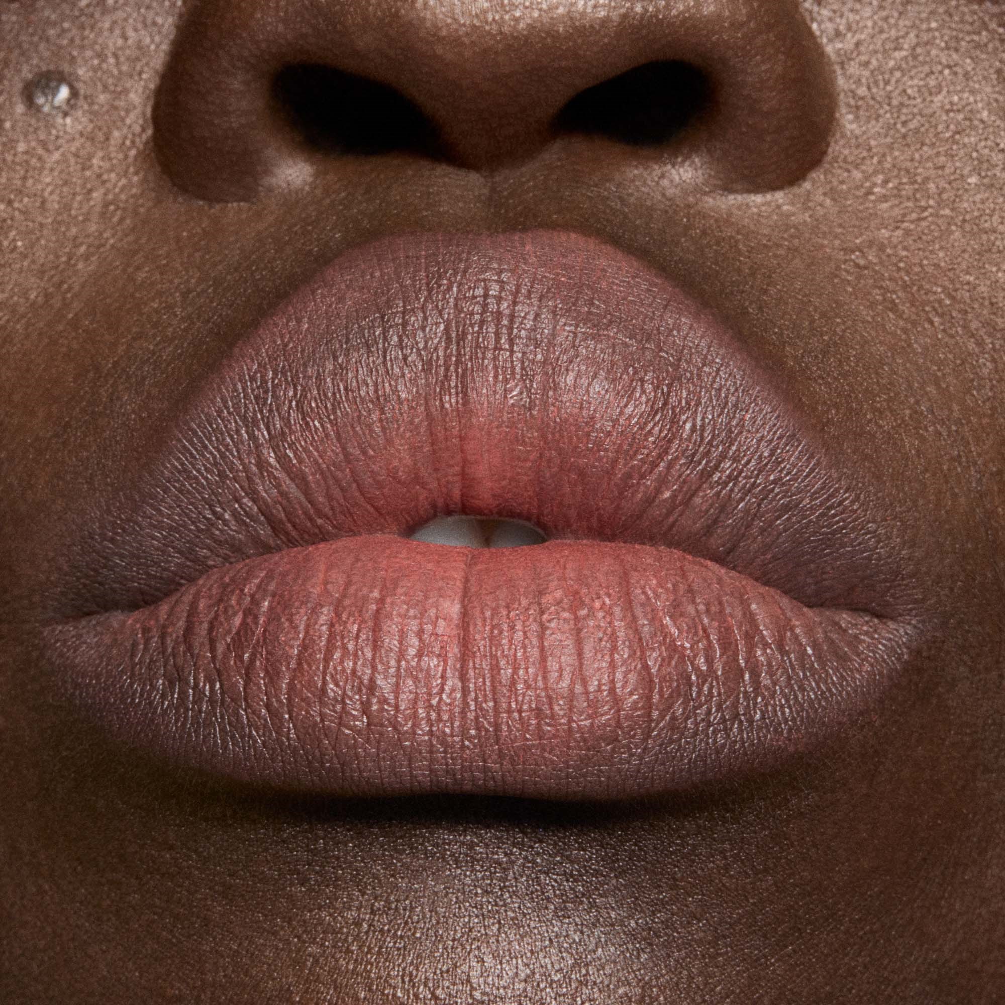 MAC Cosmetics Powder Kiss Hazy Matte Lipstick Mull It Over (obrázok 5)