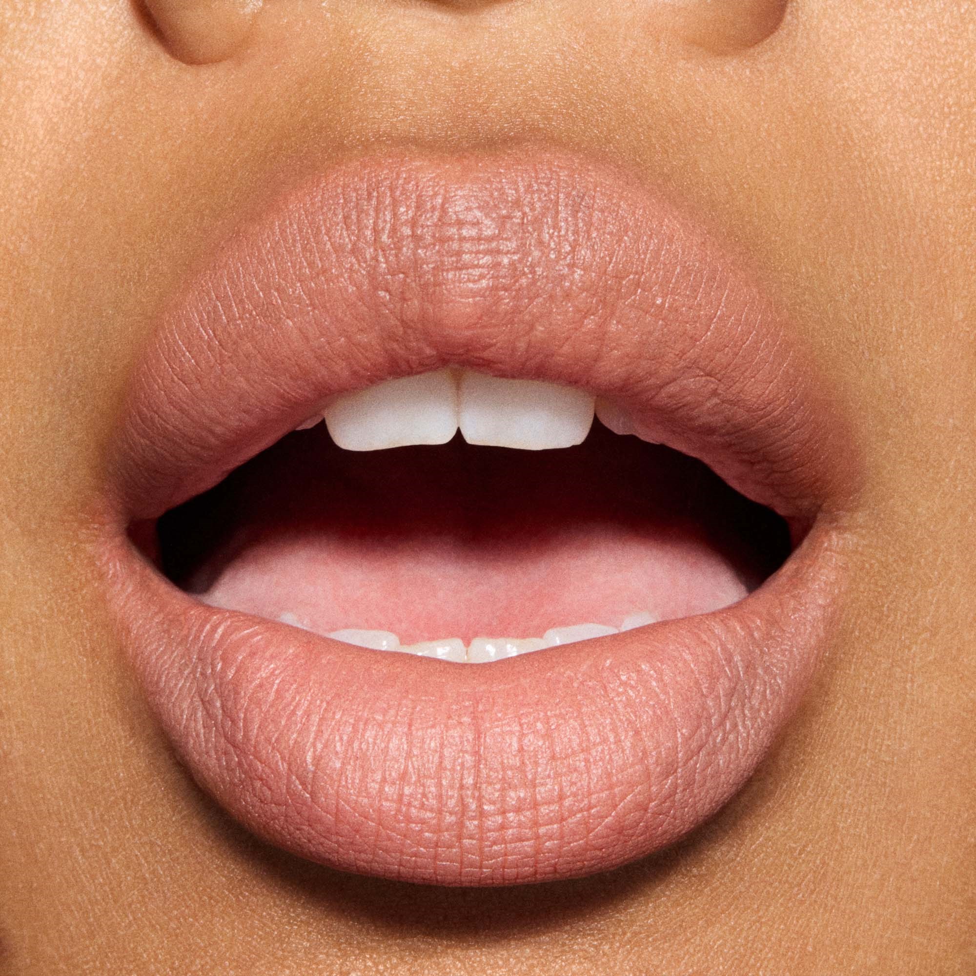 MAC Cosmetics Powder Kiss Hazy Matte Lipstick Off The Market (obrázok 4)