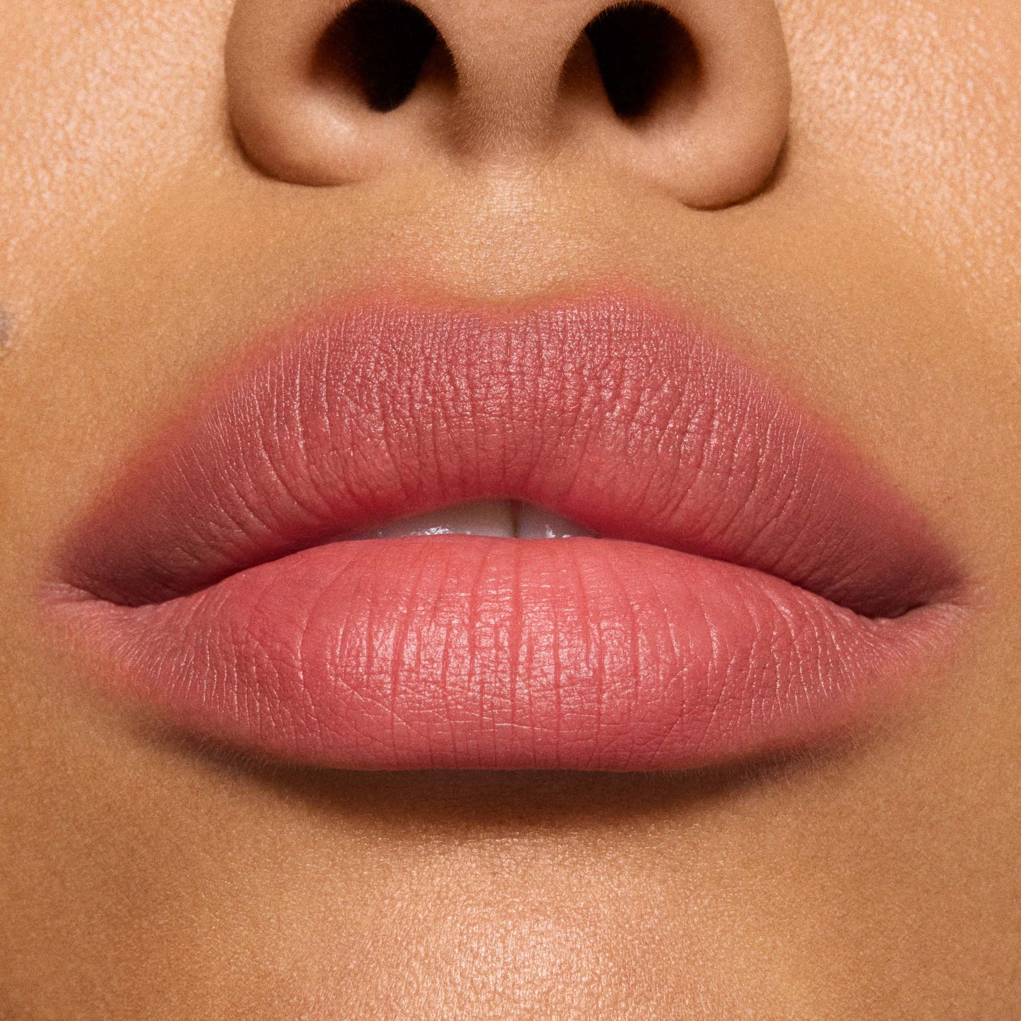 MAC Cosmetics Powder Kiss Hazy Matte Lipstick Stay Curious (obrázok 4)
