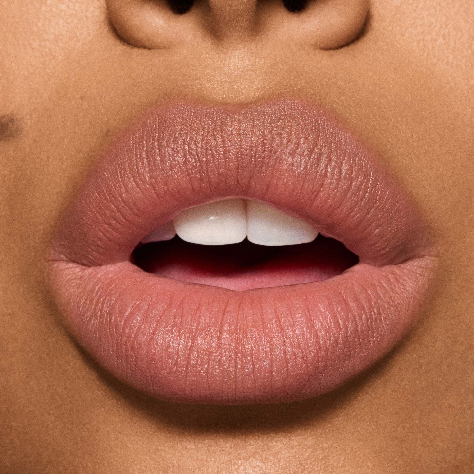 MAC Cosmetics Powder Kiss Hazy Matte Lipstick Taken (obrázok 4)