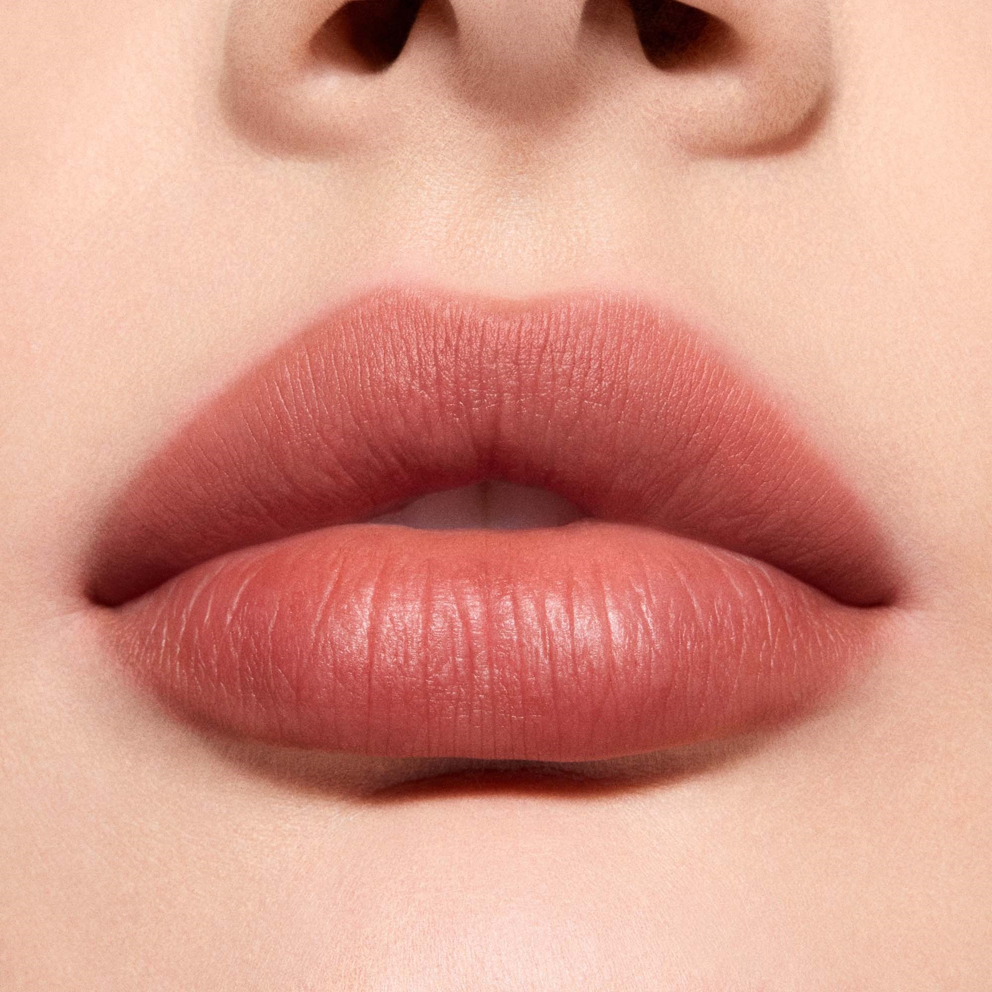 MAC Cosmetics Powder Kiss Hazy Matte Lipstick Turn to the Left (obrázok 3)