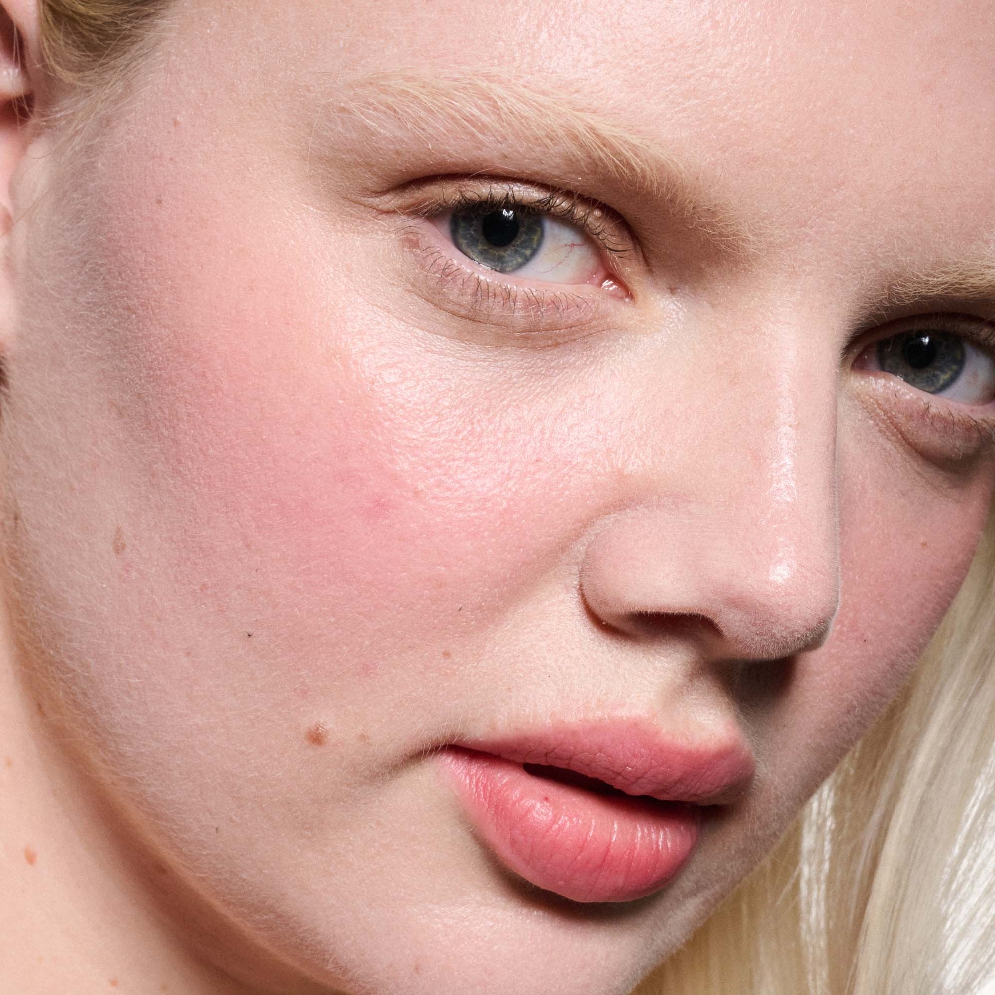 MAC Cosmetics Powder Kiss Lip + Cheek Mousse A Little Tamed (obrázok 3)