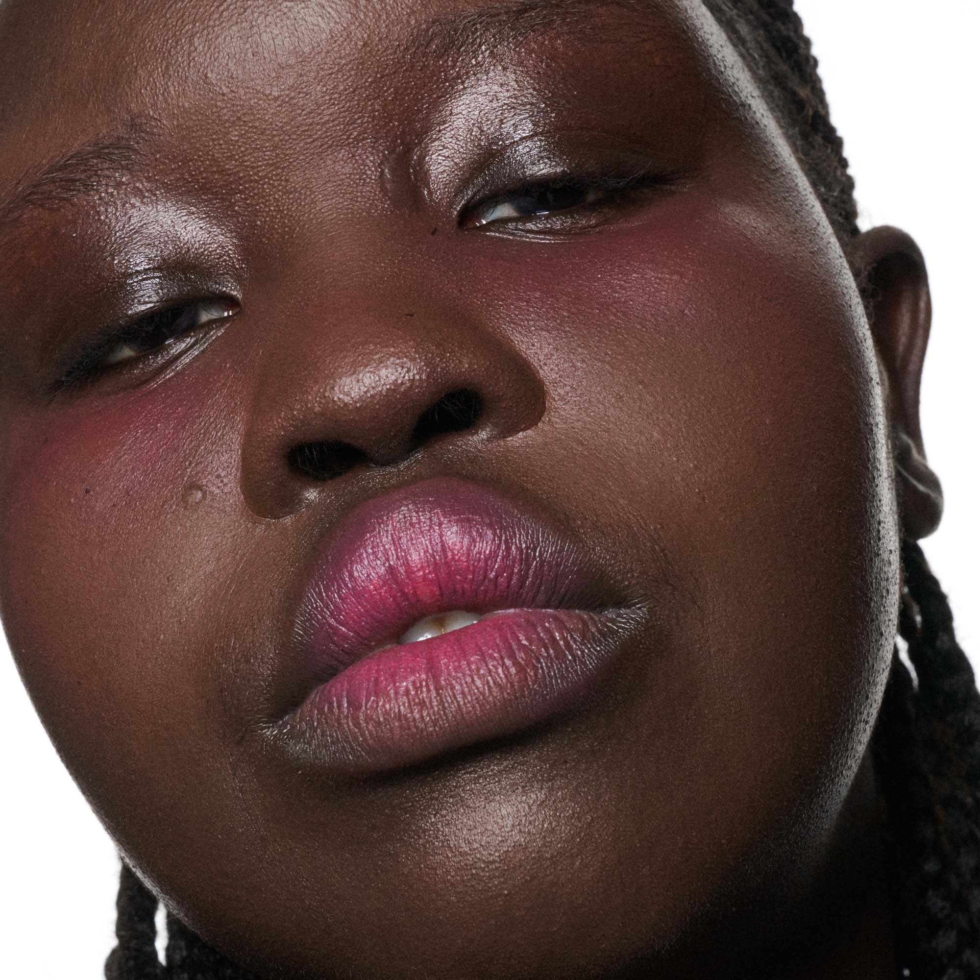 MAC Cosmetics Powder Kiss Lip + Cheek Mousse Billion $ Smile (obrázok 5)