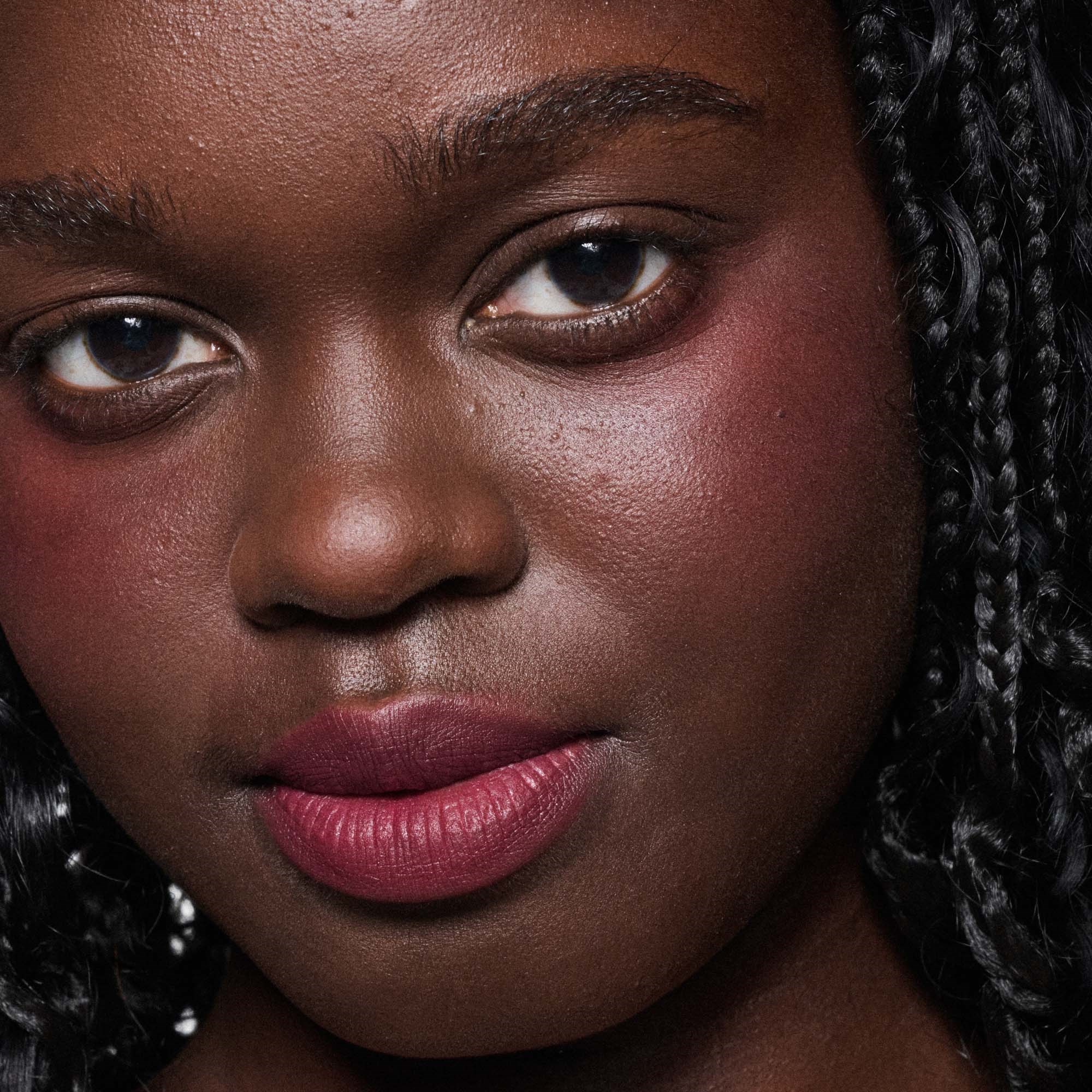 MAC Cosmetics Powder Kiss Lip + Cheek Mousse Date Night (obrázok 5)