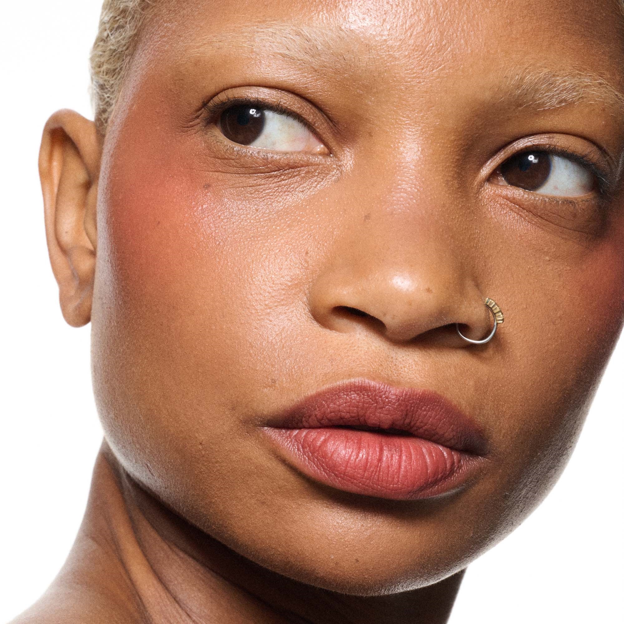 MAC Cosmetics Powder Kiss Lip + Cheek Mousse Devoted To Chili (obrázok 4)