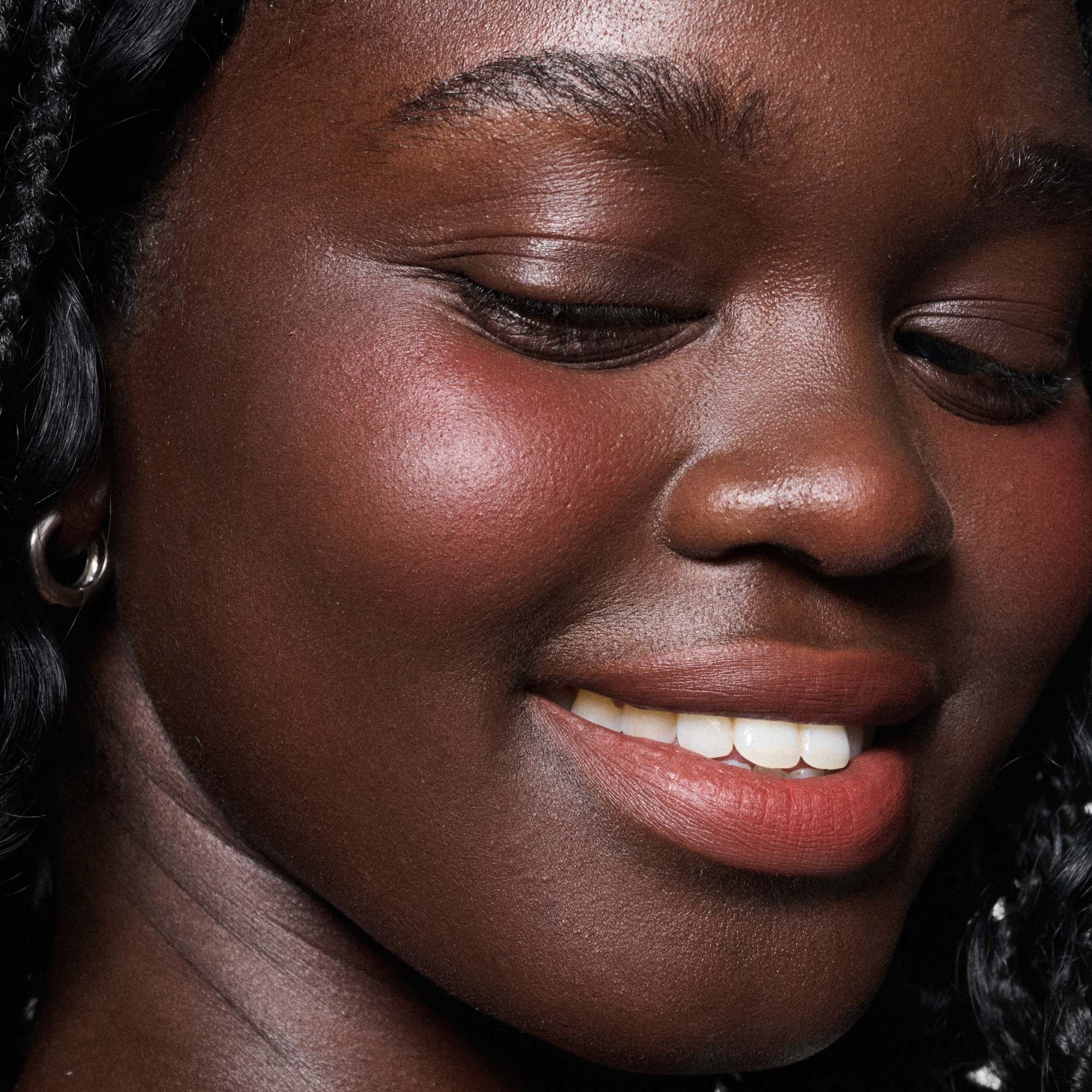 MAC Cosmetics Powder Kiss Lip + Cheek Mousse Devoted To Chili (obrázok 5)