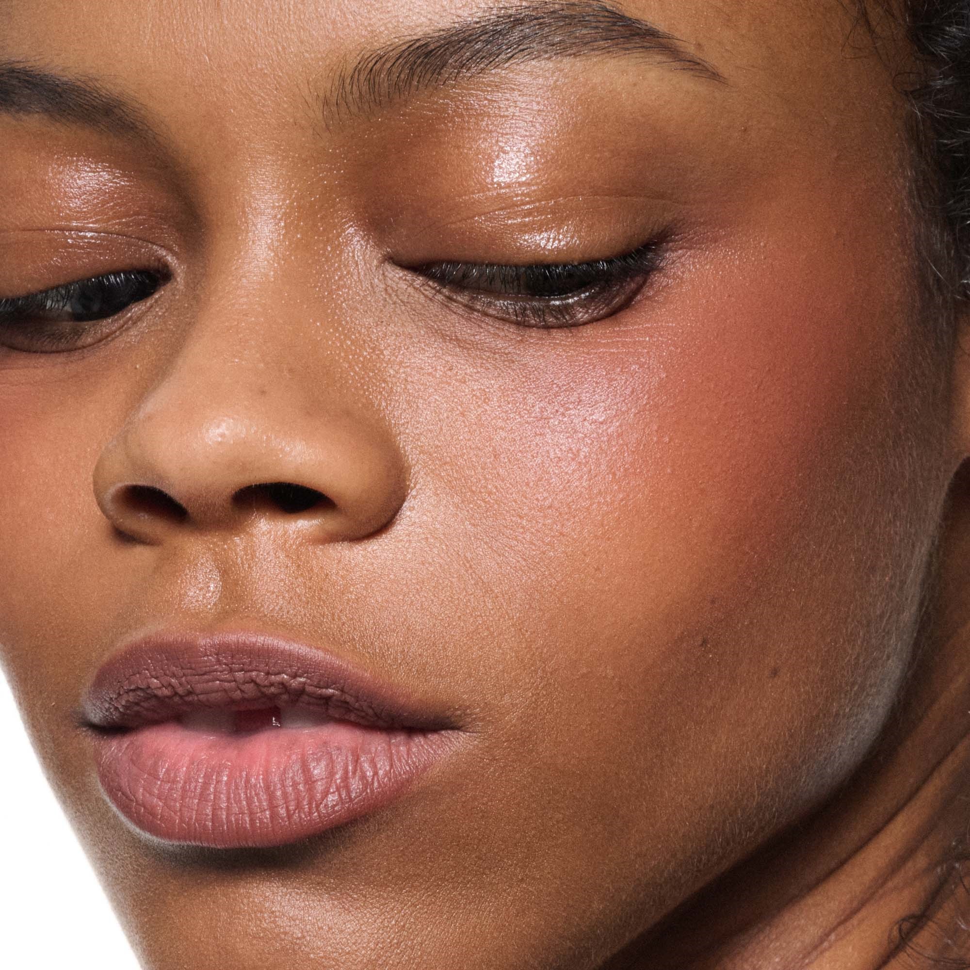 MAC Cosmetics Powder Kiss Lip + Cheek Mousse Over the Taupe (obrázok 4)