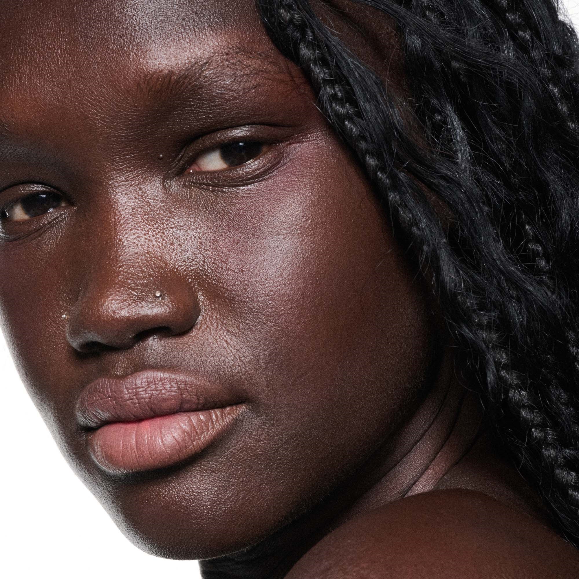 MAC Cosmetics Powder Kiss Lip + Cheek Mousse Over the Taupe (obrázok 5)
