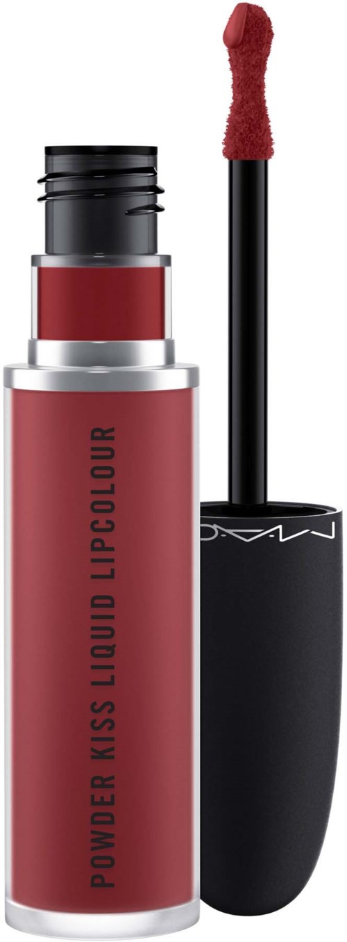 Czerwony płynny pomadek do ust z czarną nakrętką i aplikatorem. Pomadka jest od MAC i nazywa się Powder Kiss Liquid Lipcolour.