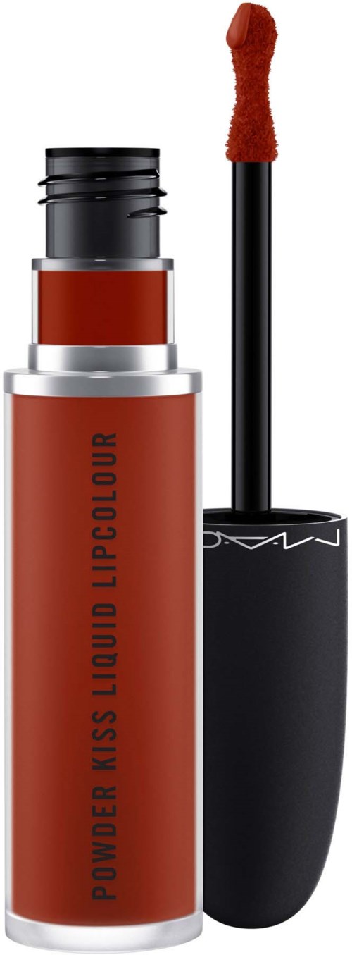 Błyszczyk do ust z czarną nakładką i aplikatorem, etykieta mówi Powder Kiss Liquid Lipcolour, w odcieniu czerwono-brązowym.