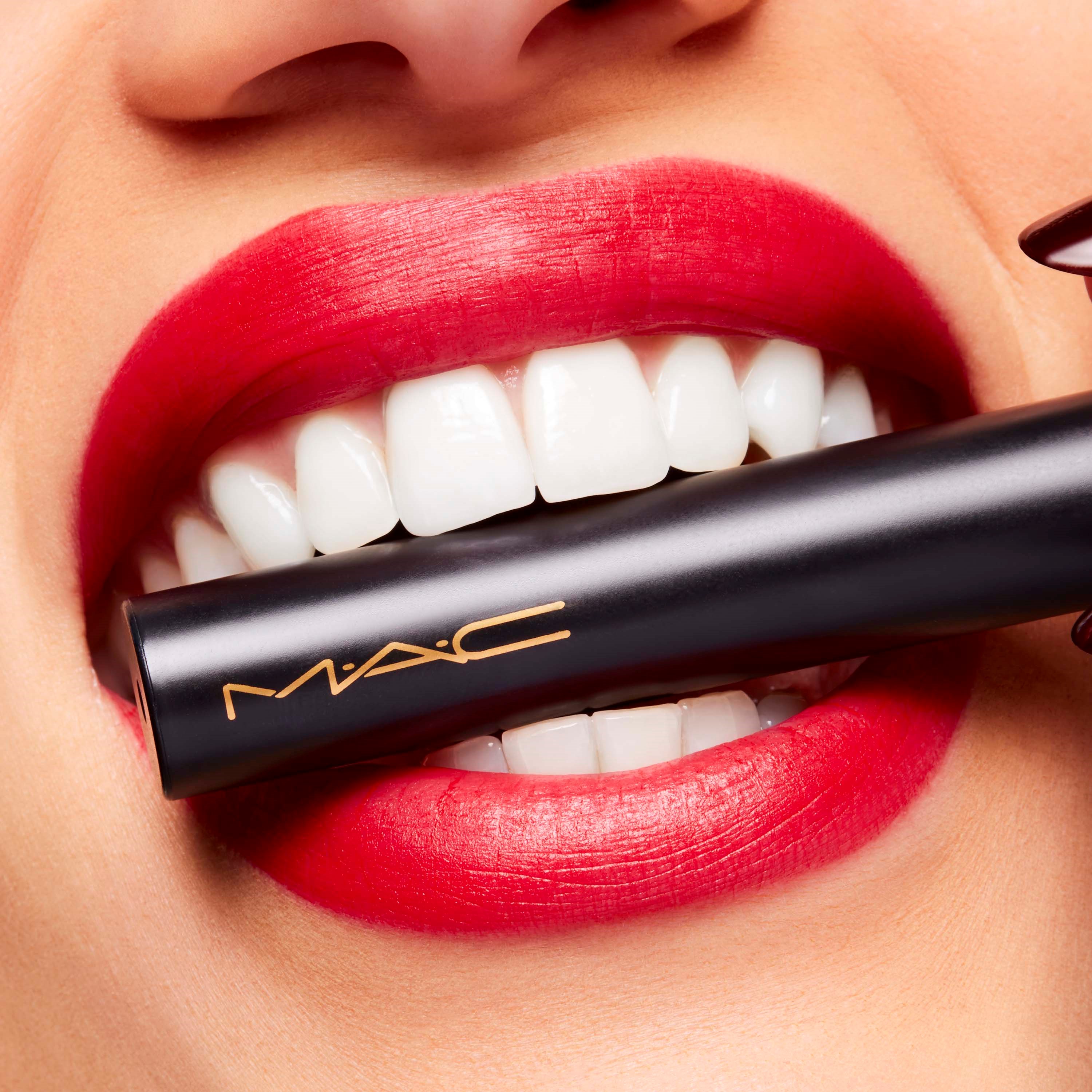 MAC Cosmetics Powder Kiss Powder Kiss Velvet Blur Slim Stick Ruby New (obrázok 3)