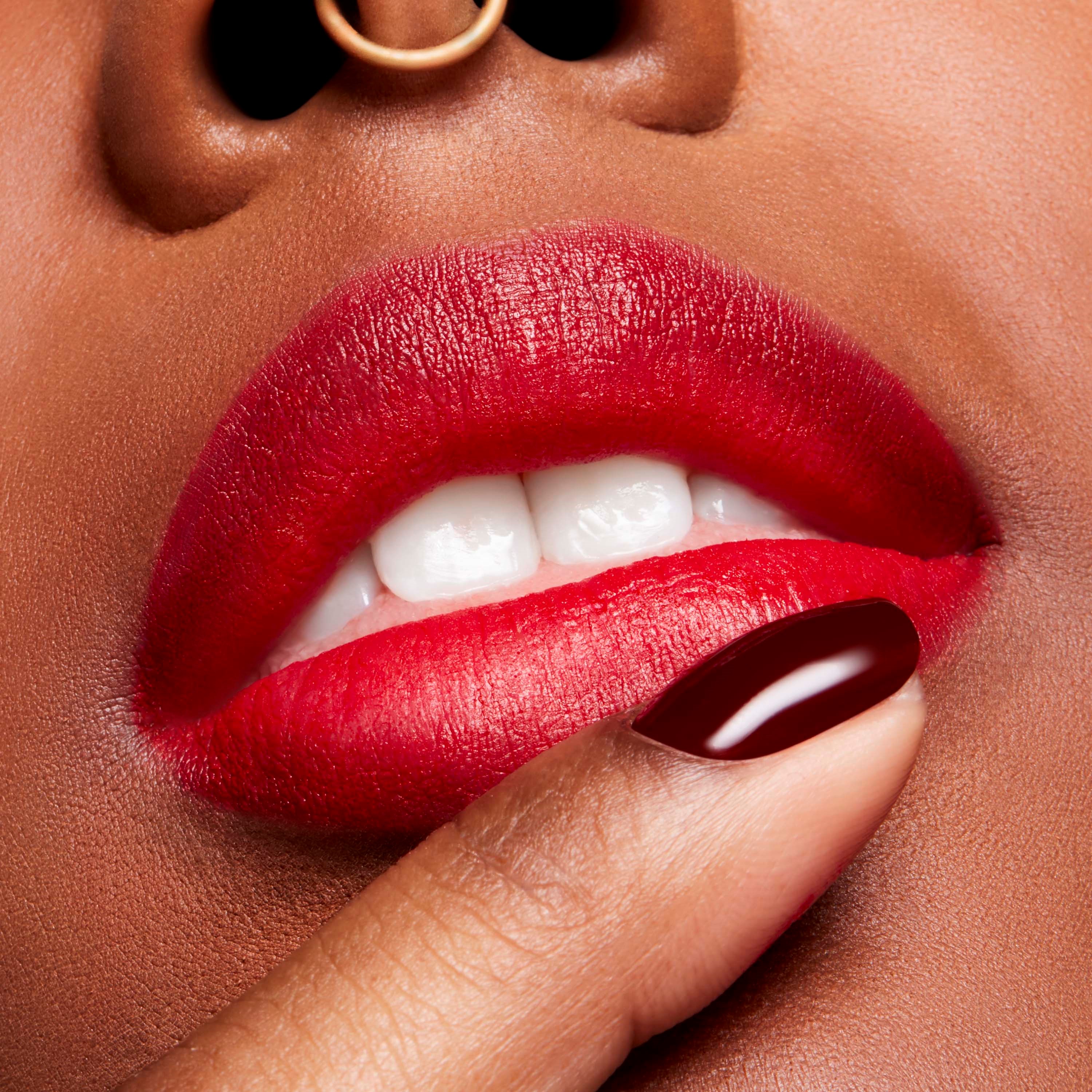 MAC Cosmetics Powder Kiss Powder Kiss Velvet Blur Slim Stick Ruby New (obrázok 4)