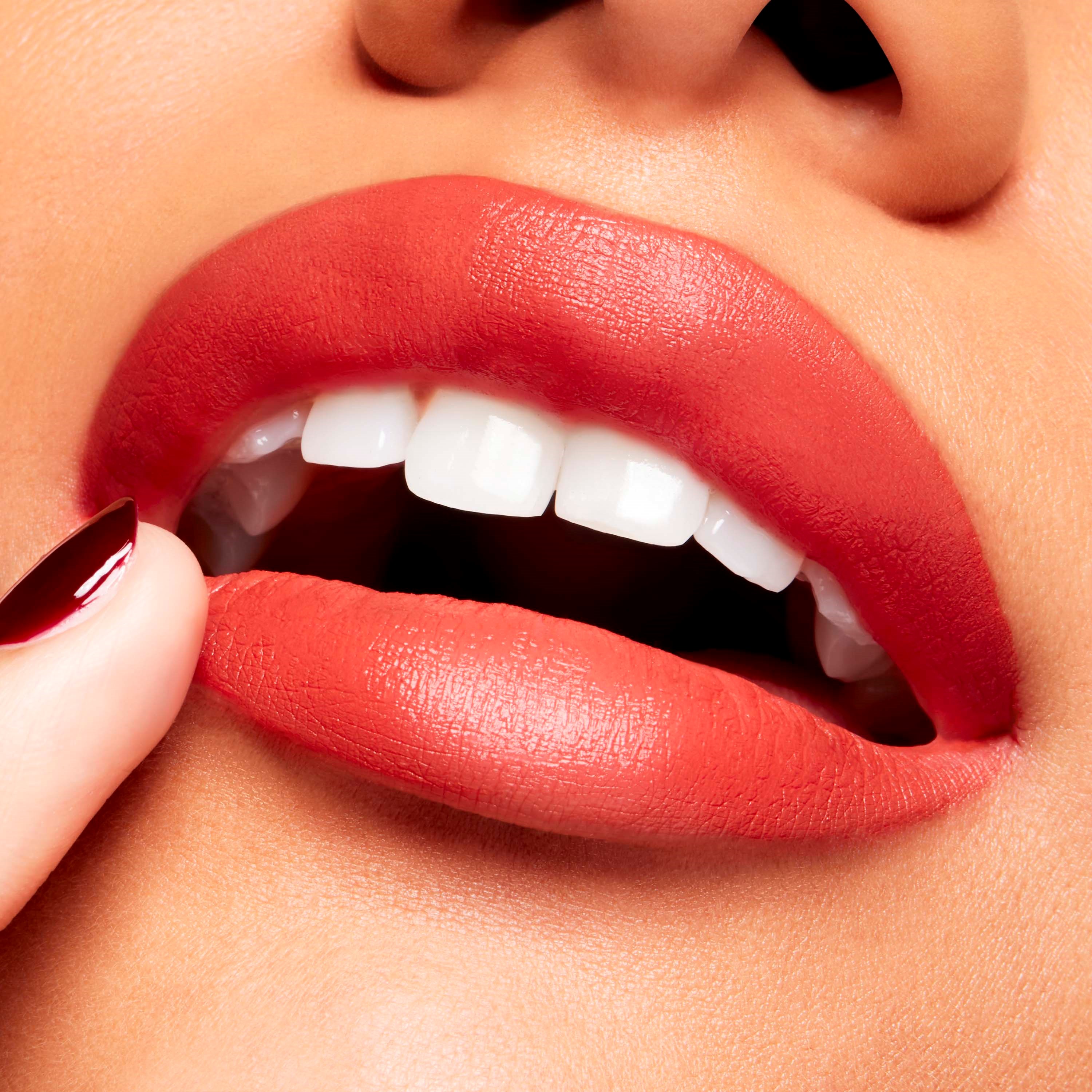MAC Cosmetics Powder Kiss Velvet Blur Slim Stick Devoted To Chili (obrázok 3)