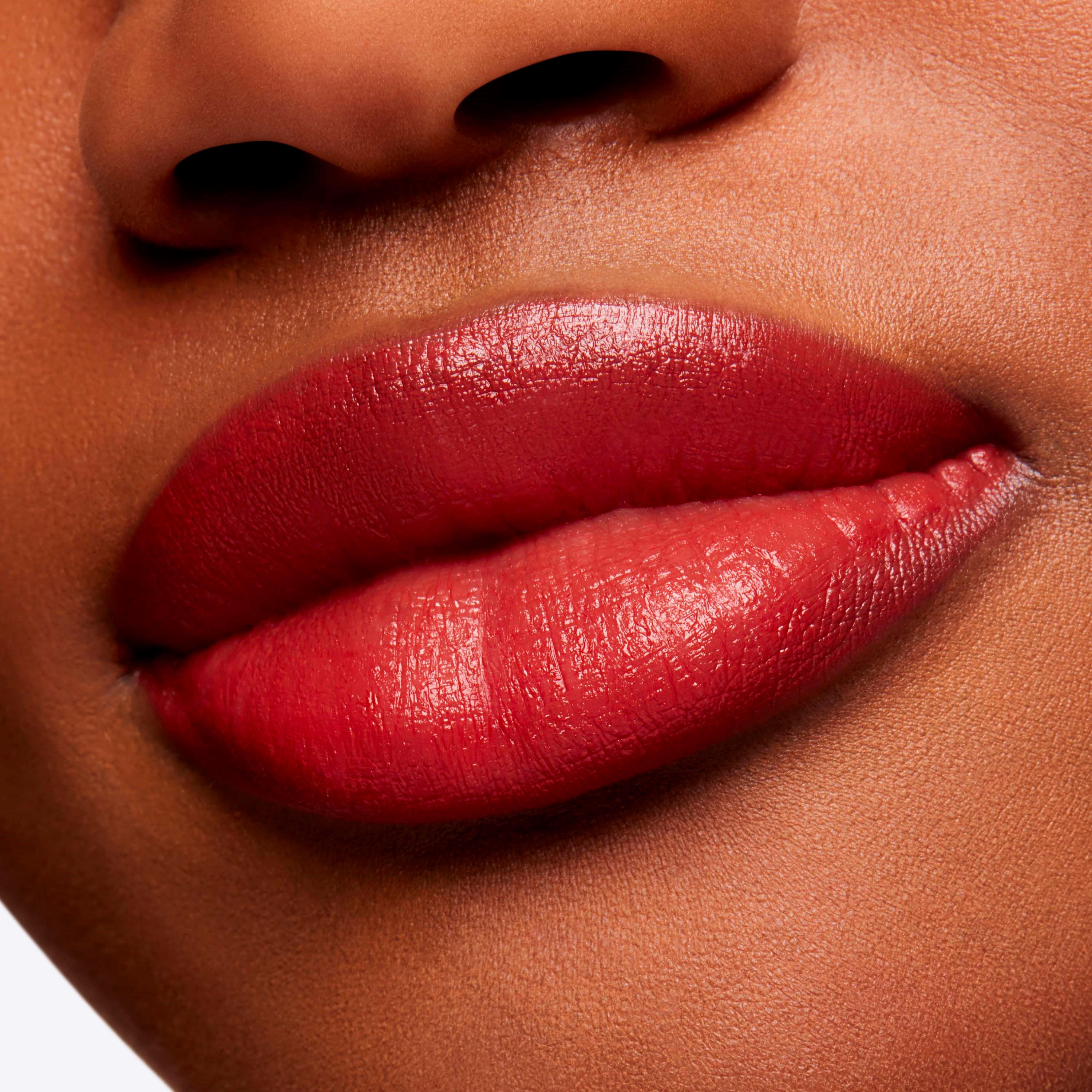 MAC Cosmetics Powder Kiss Velvet Blur Slim Stick Devoted To Chili (obrázok 4)