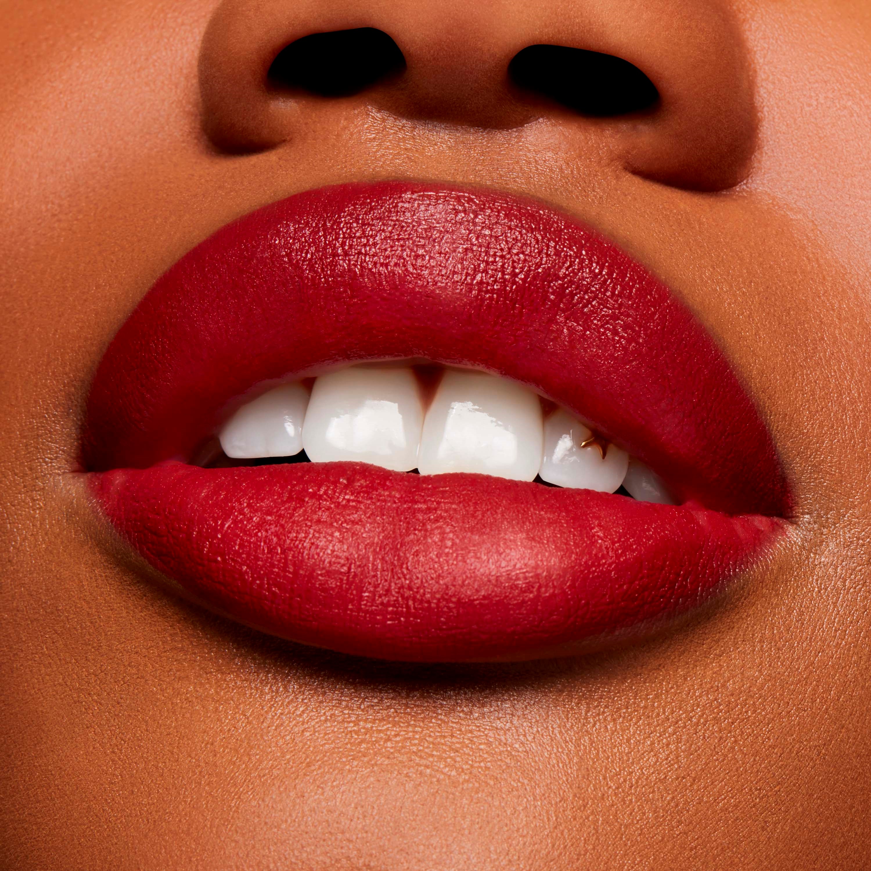 MAC Cosmetics Powder Kiss Velvet Blur Slim Stick Dubonnet Buzz (obrázok 4)