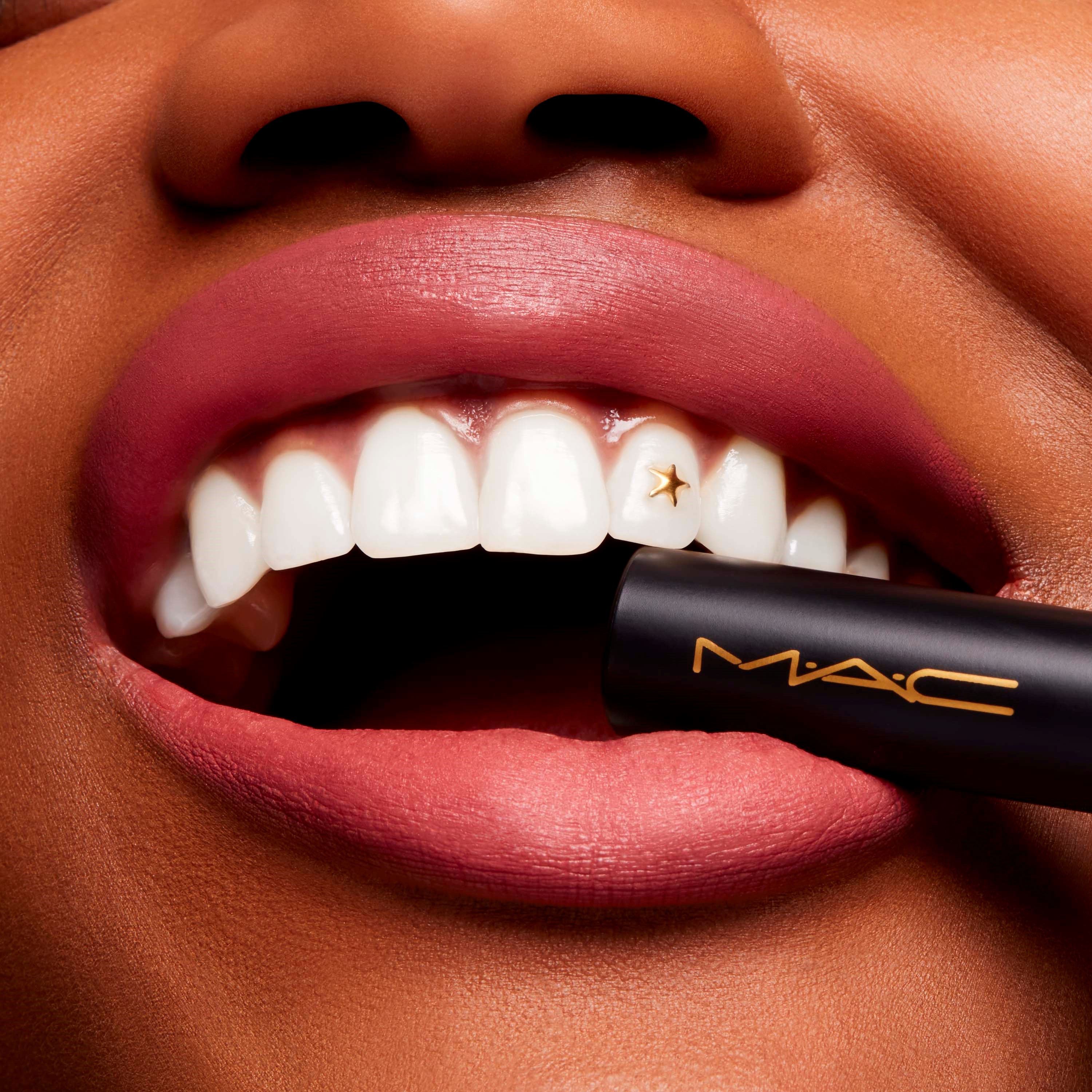 MAC Cosmetics Powder Kiss Velvet Blur Slim Stick Peppery Pink (obrázok 4)