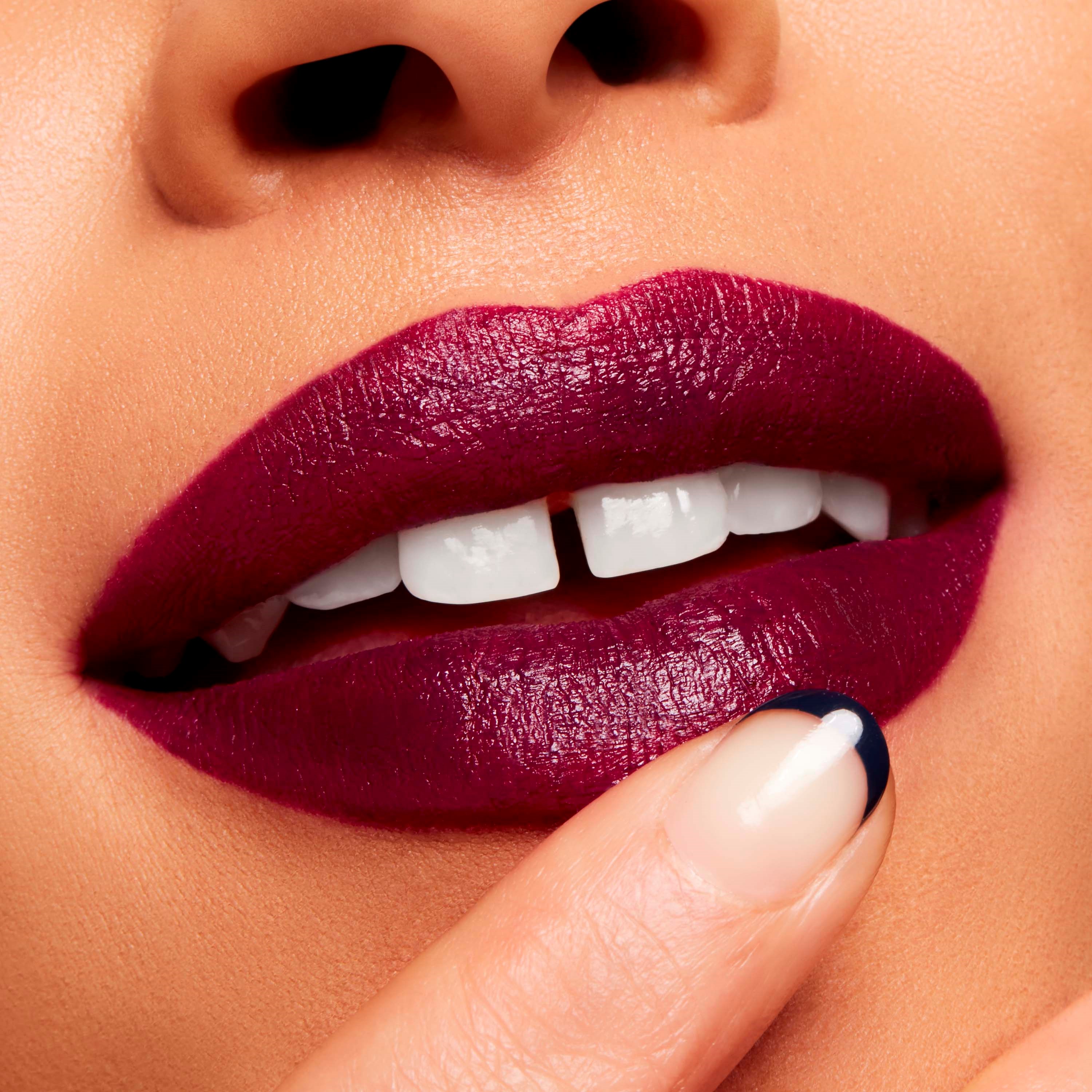 MAC Cosmetics Powder Kiss Velvet Blur Slim Stick Wild Rebel (obrázok 3)