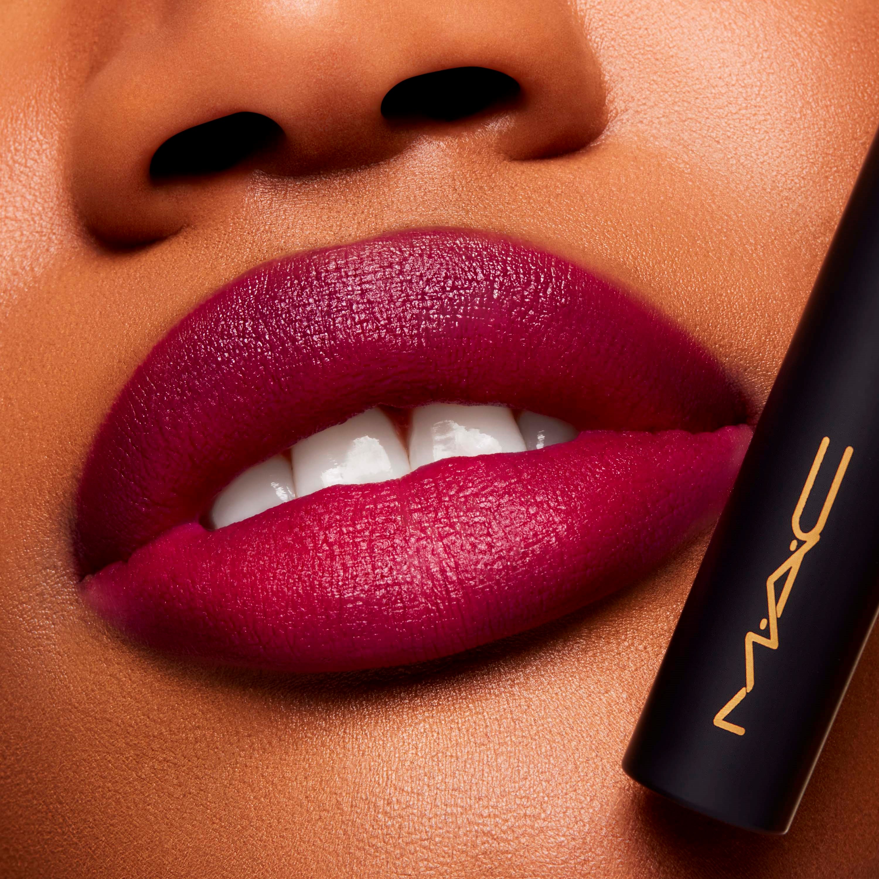 MAC Cosmetics Powder Kiss Velvet Blur Slim Stick Wild Rebel (obrázok 4)