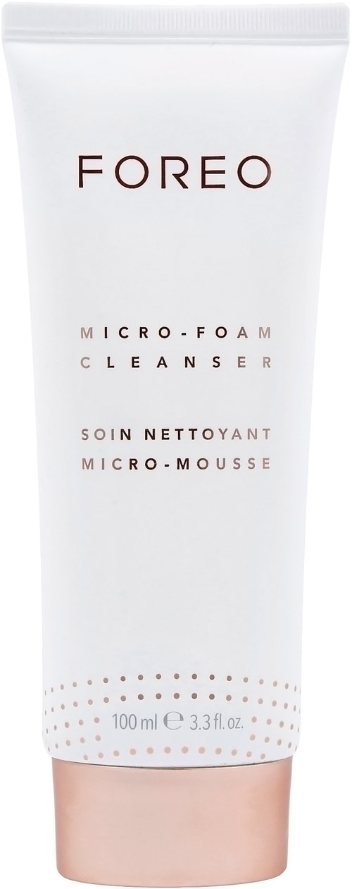En vit tub märkt för ansiktsmikro-foam rengöring med rosa lock, 100 ml storlek, märket Foreo.