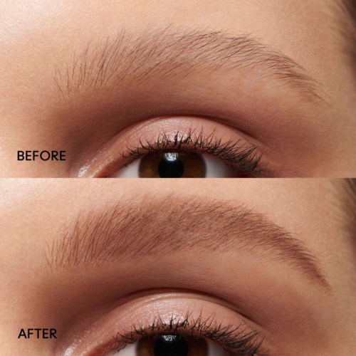 Twee close-up beelden laten een wenkbrauw zien voor en na grooming of make-up. De wenkbrauw ziet er netter en gevormder uit in de na afbeelding.
