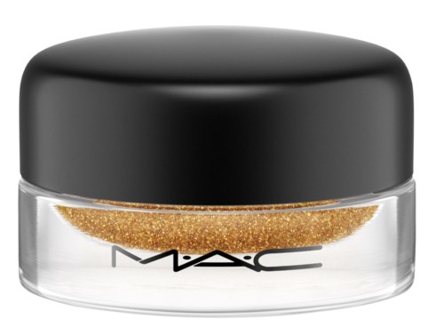 Ein kleiner runder Behälter mit goldenen Glitzer und schwarzem Deckel, beschriftet M·A·C.