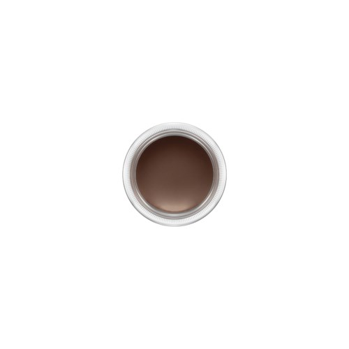 Bovenaanzicht van een kop gevuld met bruin koffie of thee op een witte achtergrond.