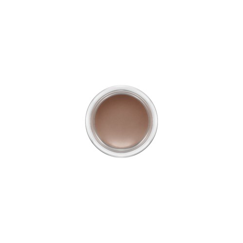 Bovenaanzicht van een kop met bruine koffie, omgeven door een wit schotel.