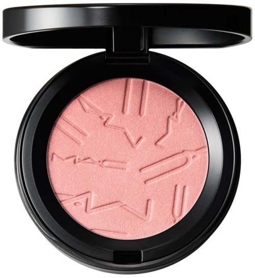 Lyserød blush i en sort kompakt med indgraverede ur- og smykkedesign.