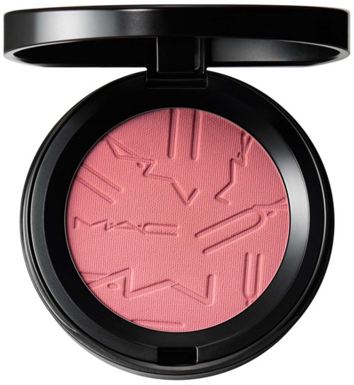 Pink blush med uensartede, abstrakte mønstre i en sort kompakt.