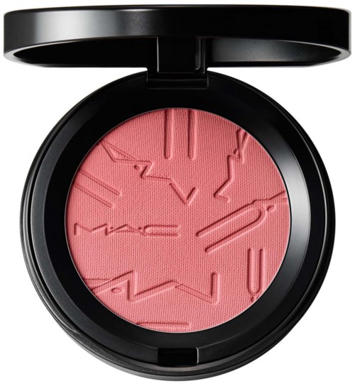 Pink blush med forhøjede zigzag- og linjemønstre i en rund sort kompakt. Låget er åbent.