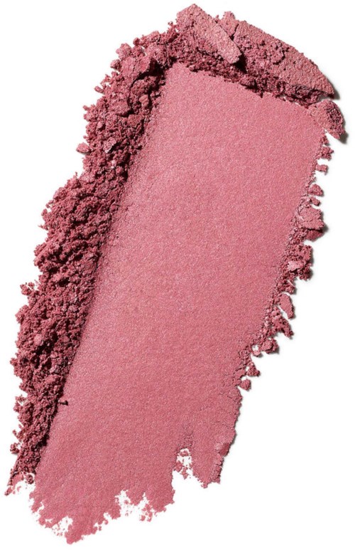 Rosa øjenskygge med mat finish og ujævne kanter. Makeuppen virker jævnt påført på øjenlåget.